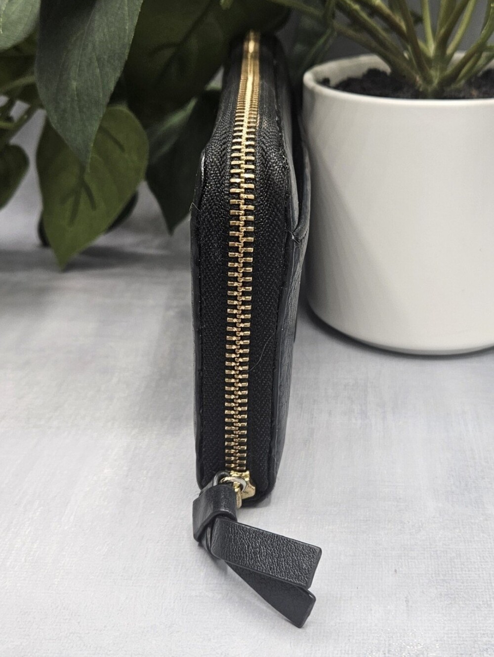 Tory Burch black continental wallet features a prominent embossed logo and leath - Picture 5 of 15